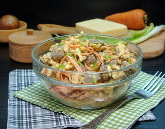 Салат с печенью, морковкой и грибами