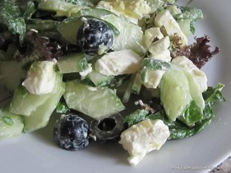 Огуречный салат с маслинами и сыром