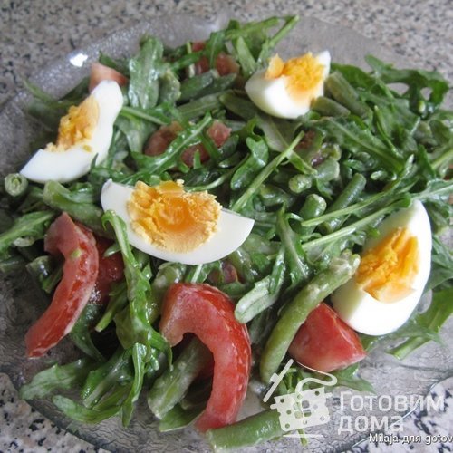 Салат с рукколой, стручковой фасолью, помидорами и яйцами