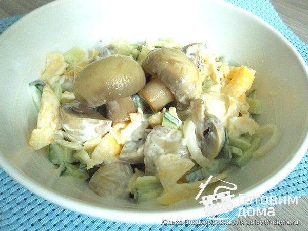 Салат с маринованными грибами и яичными блинчиками фото к рецепту 2