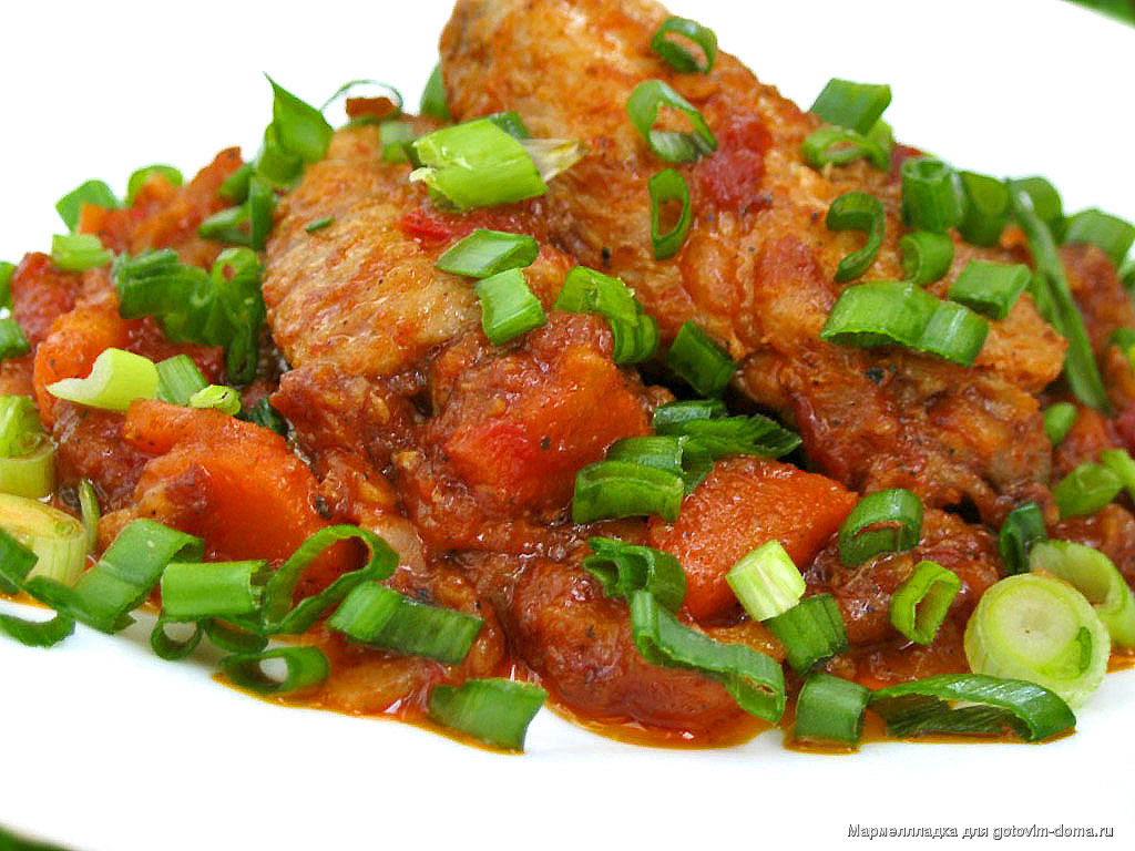 Куриные крылышки в пряном томатном соусе с беконом • Блюда из курицы и ...