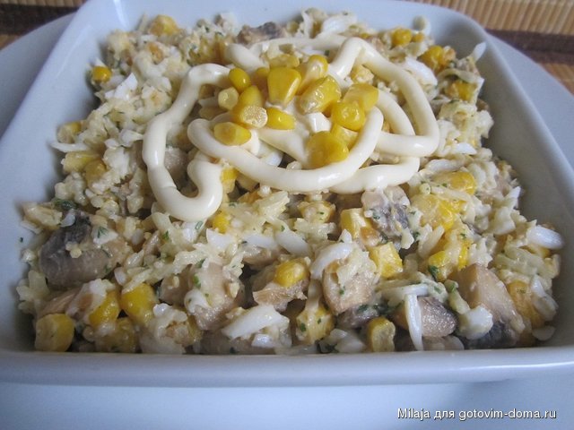 Салат с грибами, сыром, яйцами и кукурузой.JPG