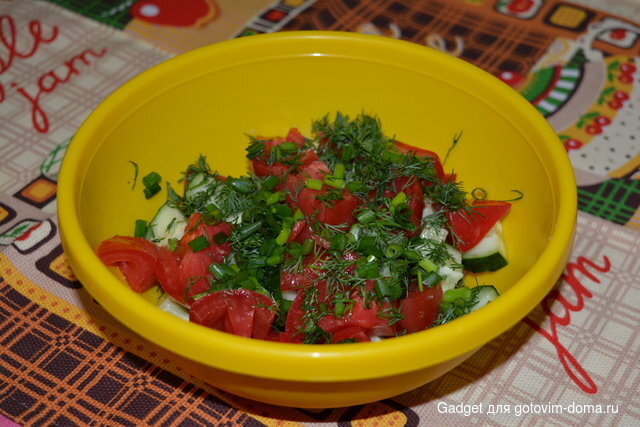 салат из помидоров с огурцами (24).JPG