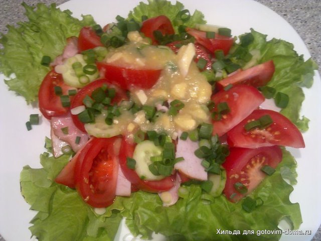 Салат с ветчиной и помидорами под картофельно-яичным соусом.jpg