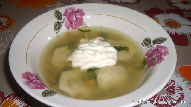 Суп с пельменями и зеленым горошком со сметаной.JPG