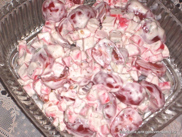 Салат из крабовых палочек и помидоров от Таты-К.JPG