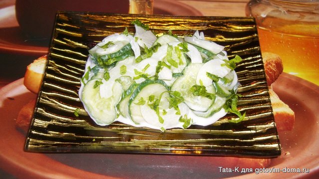 Огуречный салат с соусом из сметаны.JPG