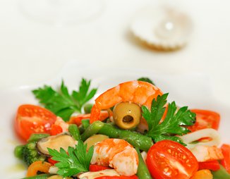 Салат из морепродуктов с зелеными оливками
