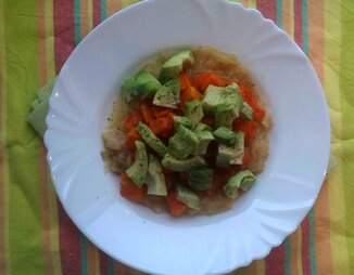 Теплый салат с тушеным луком, тыквой и авокадо