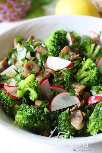 Салат с редисом, грибами и брокколи фото к рецепту 1