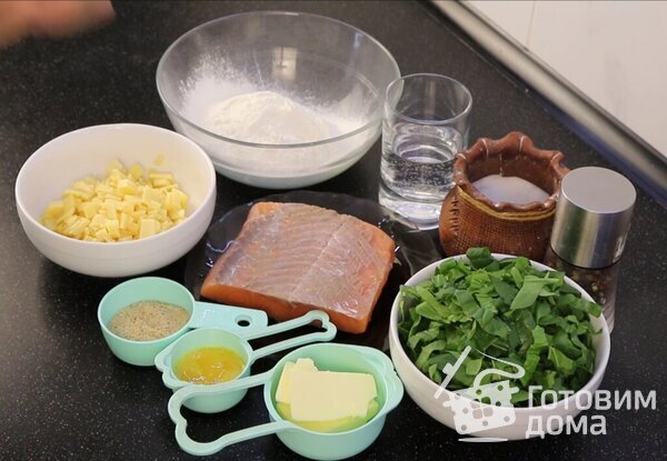 Штрудель с лососем, шпинатом и сыром. фото к рецепту 1