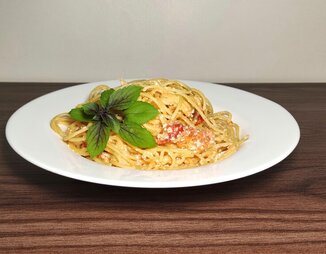 Спагетти с сыром фета и помидорами черри