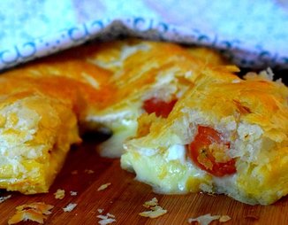 Пирог с помидорами и сыром бри