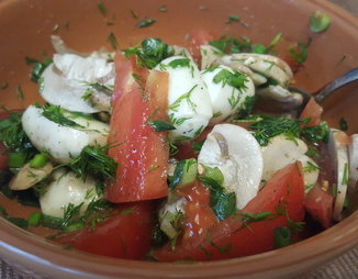 Легкий салат к ужину (помидоры, моцарелла, шампиньоны)