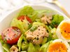 Овощной салат с тунцом и яйцом