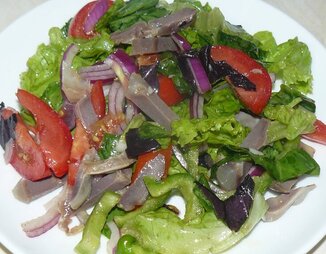 Легкий летний салат с желудками