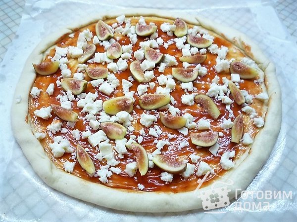 Пицца с ветчиной, инжиром и козьим сыром фото к рецепту 11