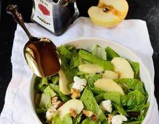 Insalata delicata - Салат с яблоком, моццареллой и орехами