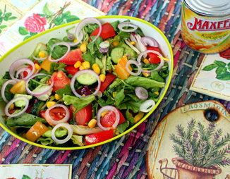 Летний овощной салат с кукурузой