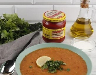 Ароматный чечевичный суп с томатной пастой и пряностями