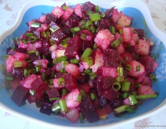 Салат из свеклы, картофеля и зеленого лука