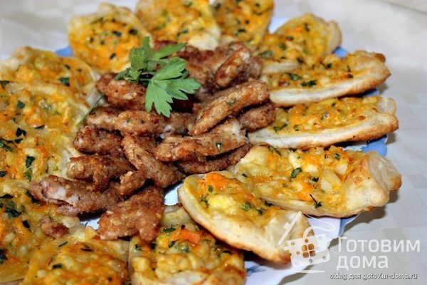 Бутерброды из слоеного теста с сыром, курицей и морковью фото к рецепту 6