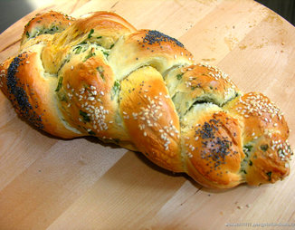 Хлеб с зеленью и красным перцем