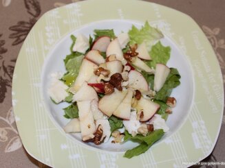 Insalata delicata - Салат с яблоком, моццареллой и орехами