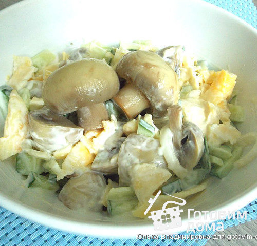 Салат с маринованными грибами и яичными блинчиками