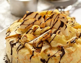 Блинный торт "Соната" с орехами, грушами и шоколадом