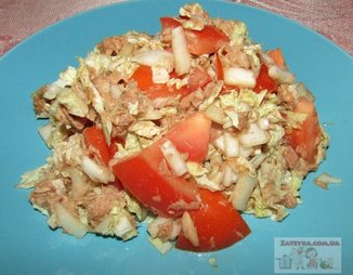 Салат с тунцом, пекинской капустой и помидорами