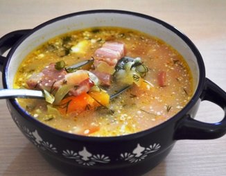 Овощной суп с фасолью и копченостями