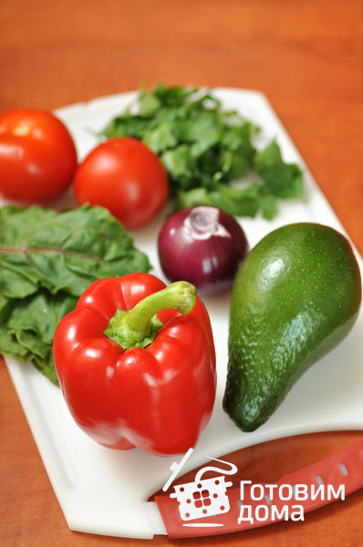 Салат из помидоров с авокадо и свекольными листьями фото к рецепту 1