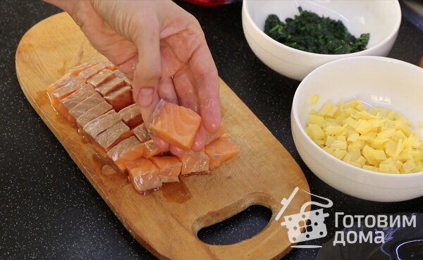 Штрудель с лососем, шпинатом и сыром. фото к рецепту 7