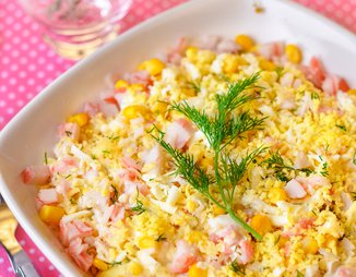 Салат из крабовых палочек с кукурузой
