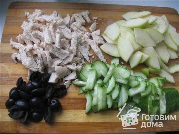 Салат из куриного филе, огурца, яблок и маслин фото к рецепту 1