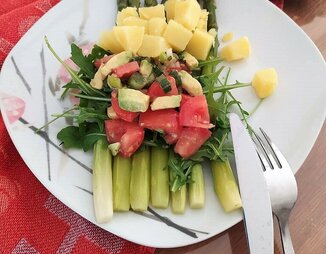 Постный обед со спаржей с картофелем и салсой из помидоров с авокадо