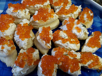 Закусочные слойки со сливочным сыром и лососем