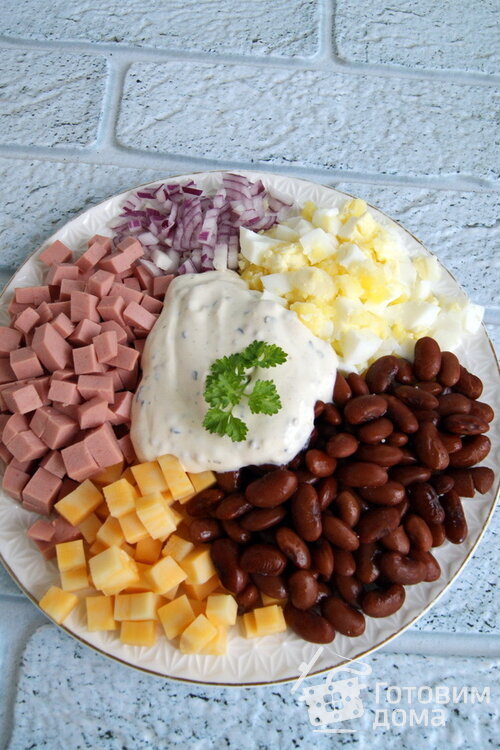 Салат с фасолью, колбасой, сыром и яйцами