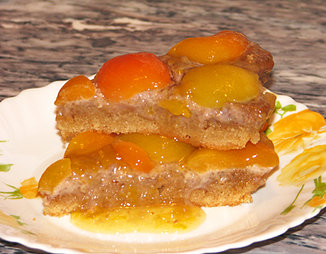 Абрикосовый пирог с грецкими орехами