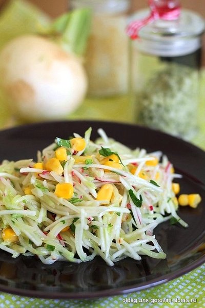 Летний салат с репой/дайконом, редисом, огурцом и кукурузой фото к рецепту 2