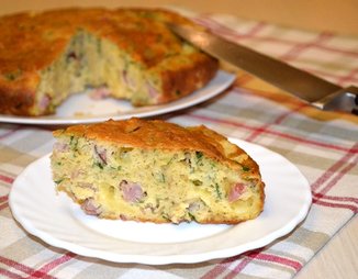 Закусочный пирог с луком, сыром и ветчиной