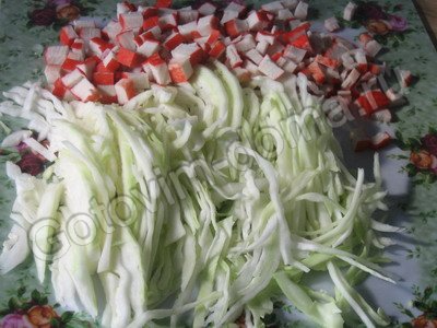 Салат из капусты с крабовыми палочками фото к рецепту 1
