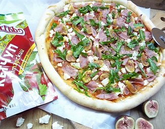 Пицца с ветчиной, инжиром и козьим сыром