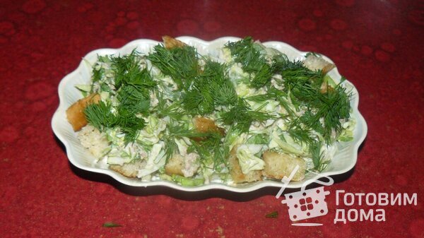 Салат с молодой капусты с тунцом и сухариками фото к рецепту 3