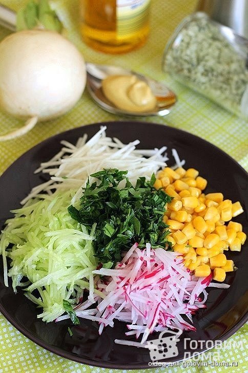 Летний салат с репой/дайконом, редисом, огурцом и кукурузой