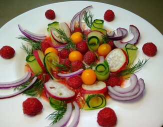 Овощной салат с малиной и фезалисом