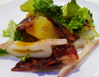 Экзотический салат с кальмаром и маракуйей