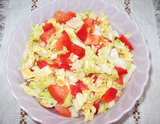 Салат из пекинской (белокачанной) капусты с помидорами