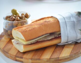 Испанский бутерброд со свининой и сыром- Bocadillo de lomo con queso